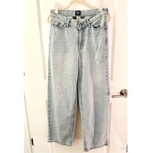 UO Dipped V-Front Wide Leg Jeans